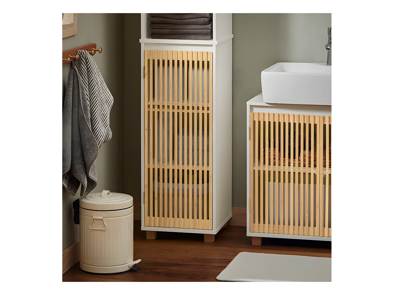 Wysoka szafka, kolumna łazienkowa z bambusowymi drzwiami BZR127-W