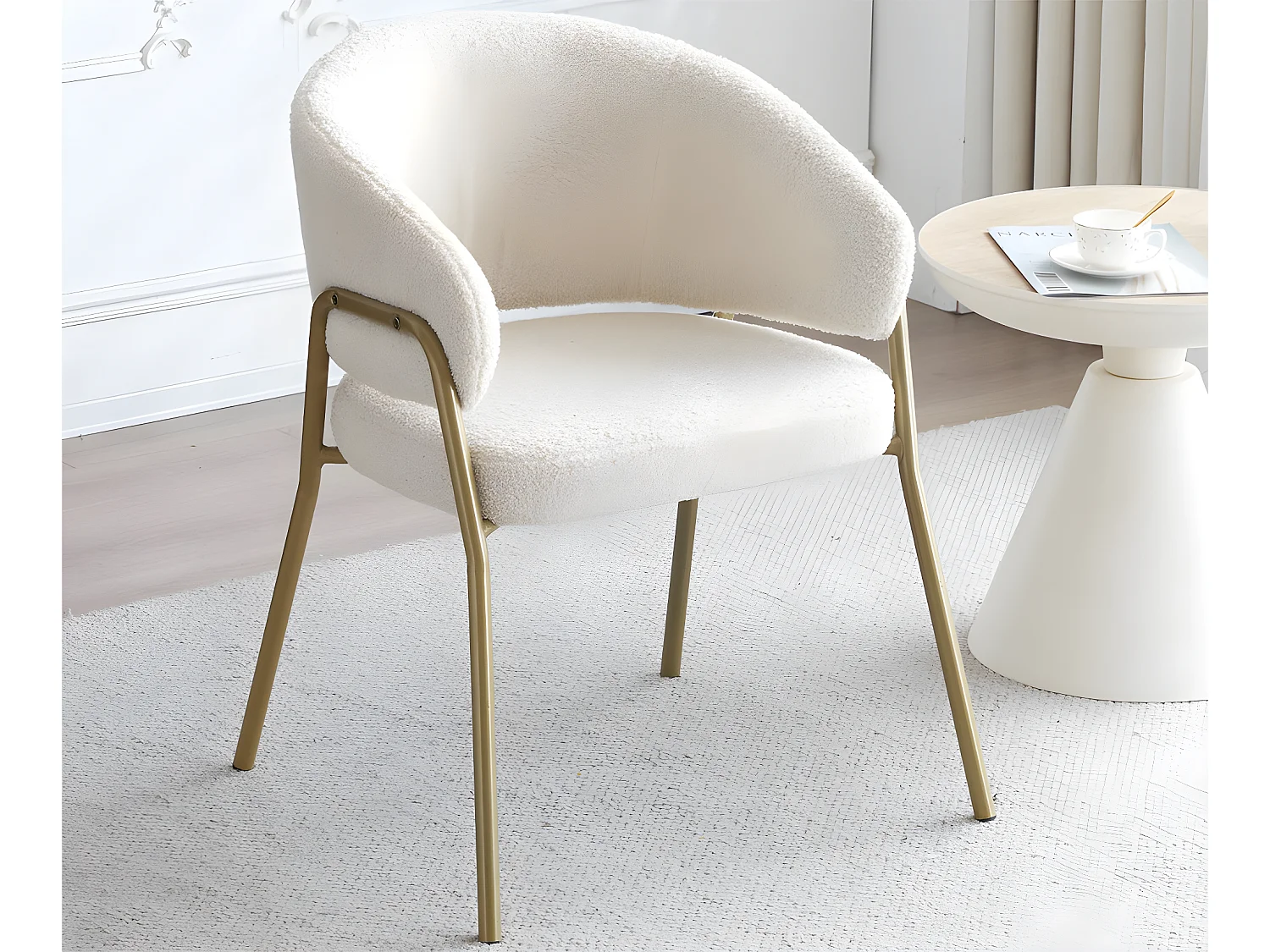 Chaise - tissu en sherpa - pieds dorés - beige