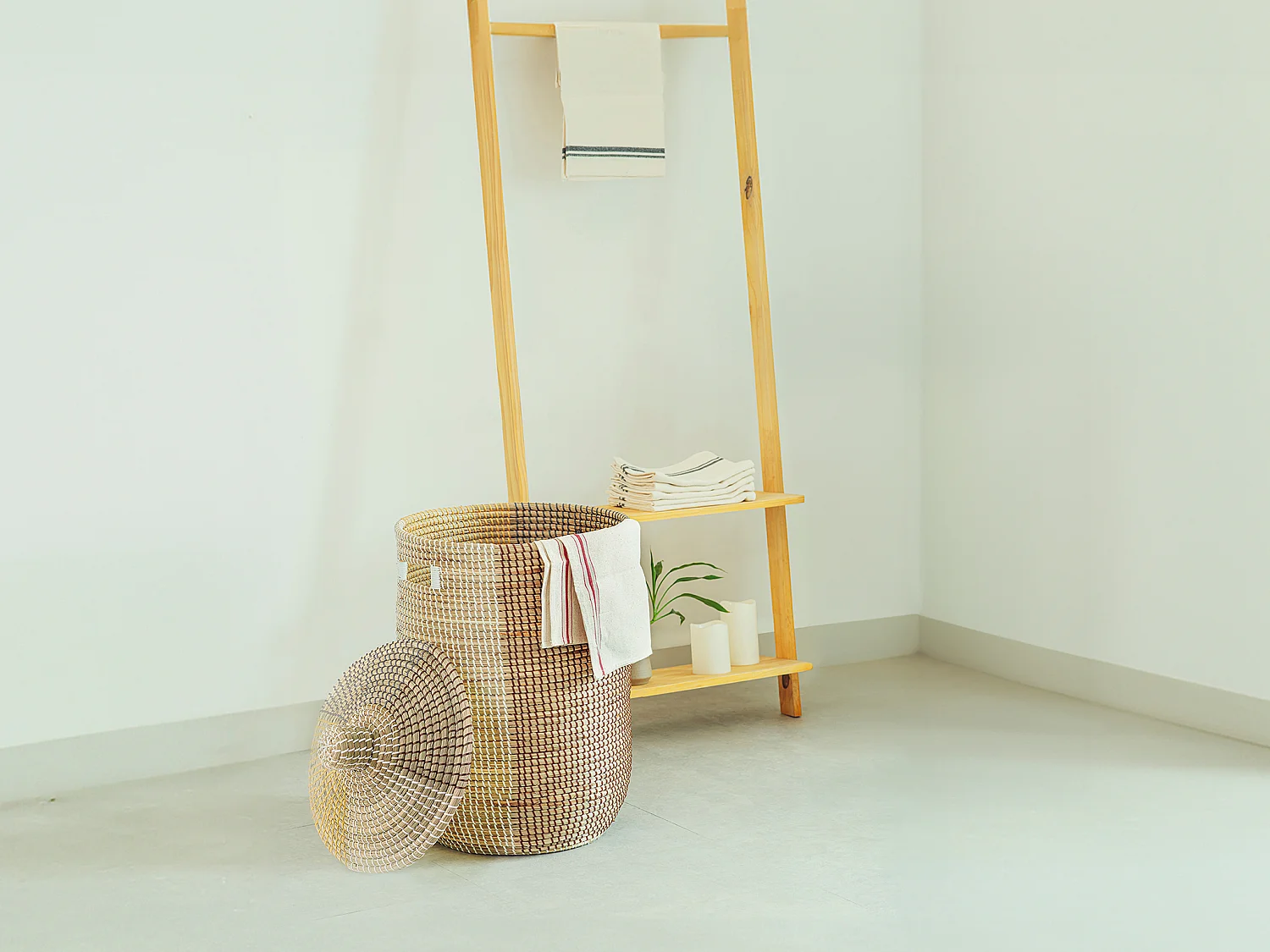 Panier en jonc de mer avec couvercle - D. 39 x H. 71 cm - Naturel, jaune et blanc - JALIO
