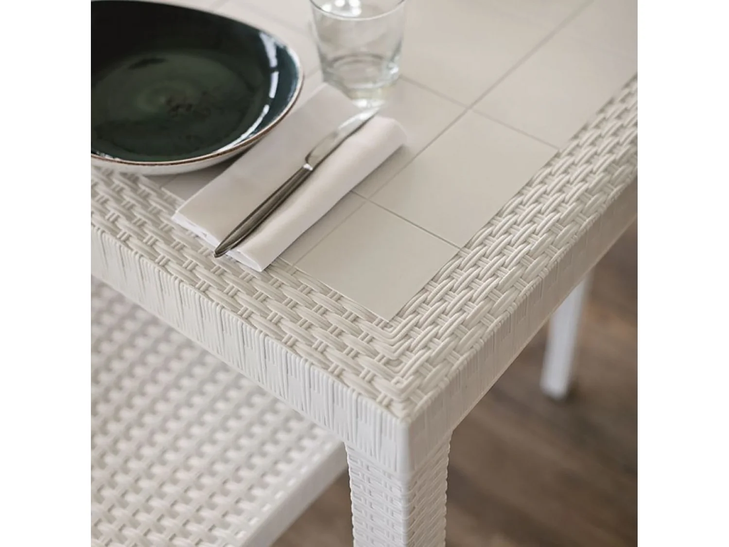 Dmora Tavolo da Esterno Marte 80x80x74h cm Bianco 6 Posti Resistente ai Raggi uv, Waterproof, 100% Resina Riciclabile, Lavabile, Made in Italy