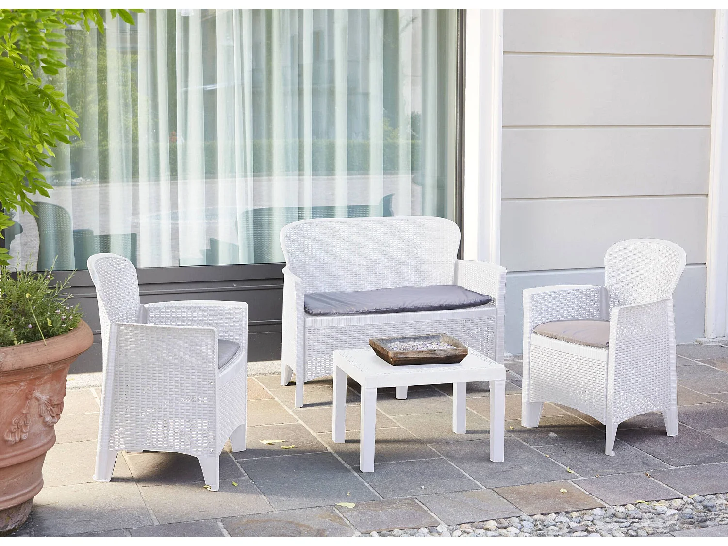 Set salon d'extérieur Debois, Salon de jardin composé de 2 fauteuils, 1 canapé et 1 table basse, Coin salon effet rotin avec coussins, 100% Made in Italy, Blanc