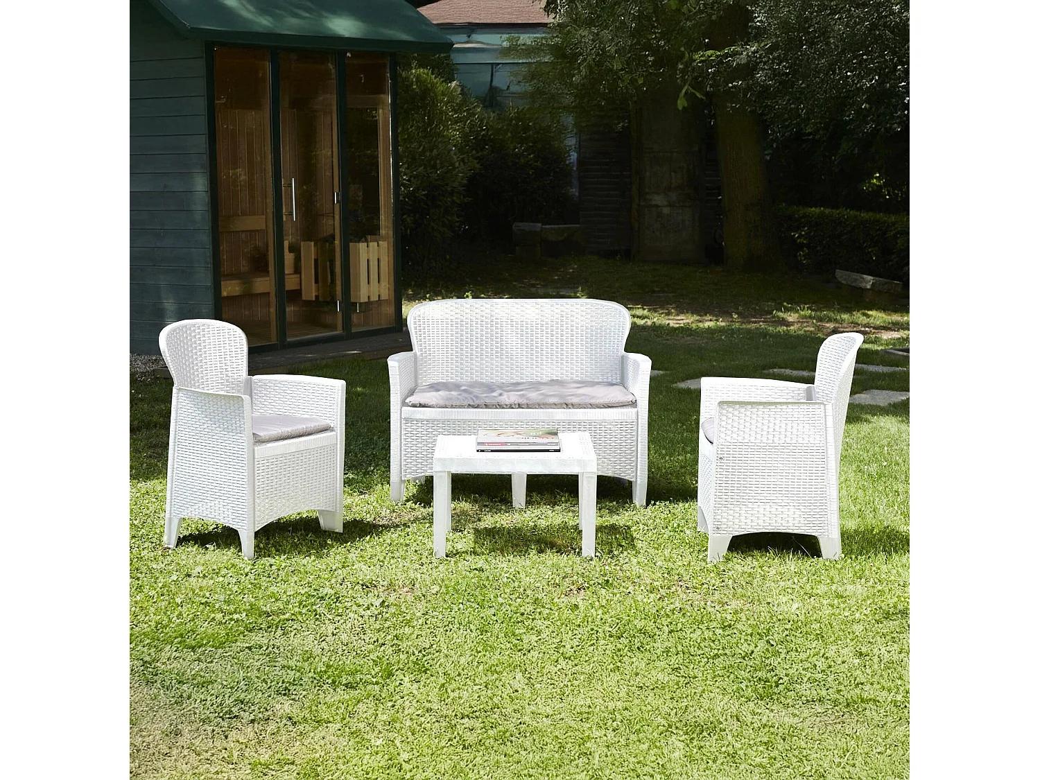 Set salon d'extérieur Debois, Salon de jardin composé de 2 fauteuils, 1 canapé et 1 table basse, Coin salon effet rotin avec coussins, 100% Made in Italy, Blanc