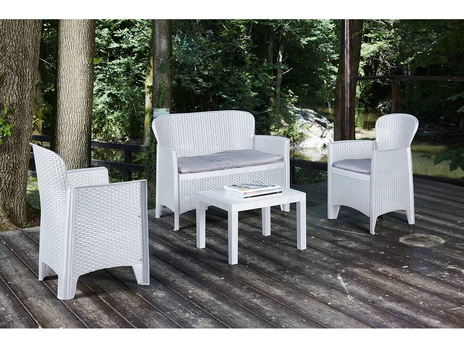 Set salon d'extérieur Debois, Salon de jardin composé de 2 fauteuils, 1 canapé et 1 table basse, Coin salon effet rotin avec coussins, 100% Made in Italy, Blanc