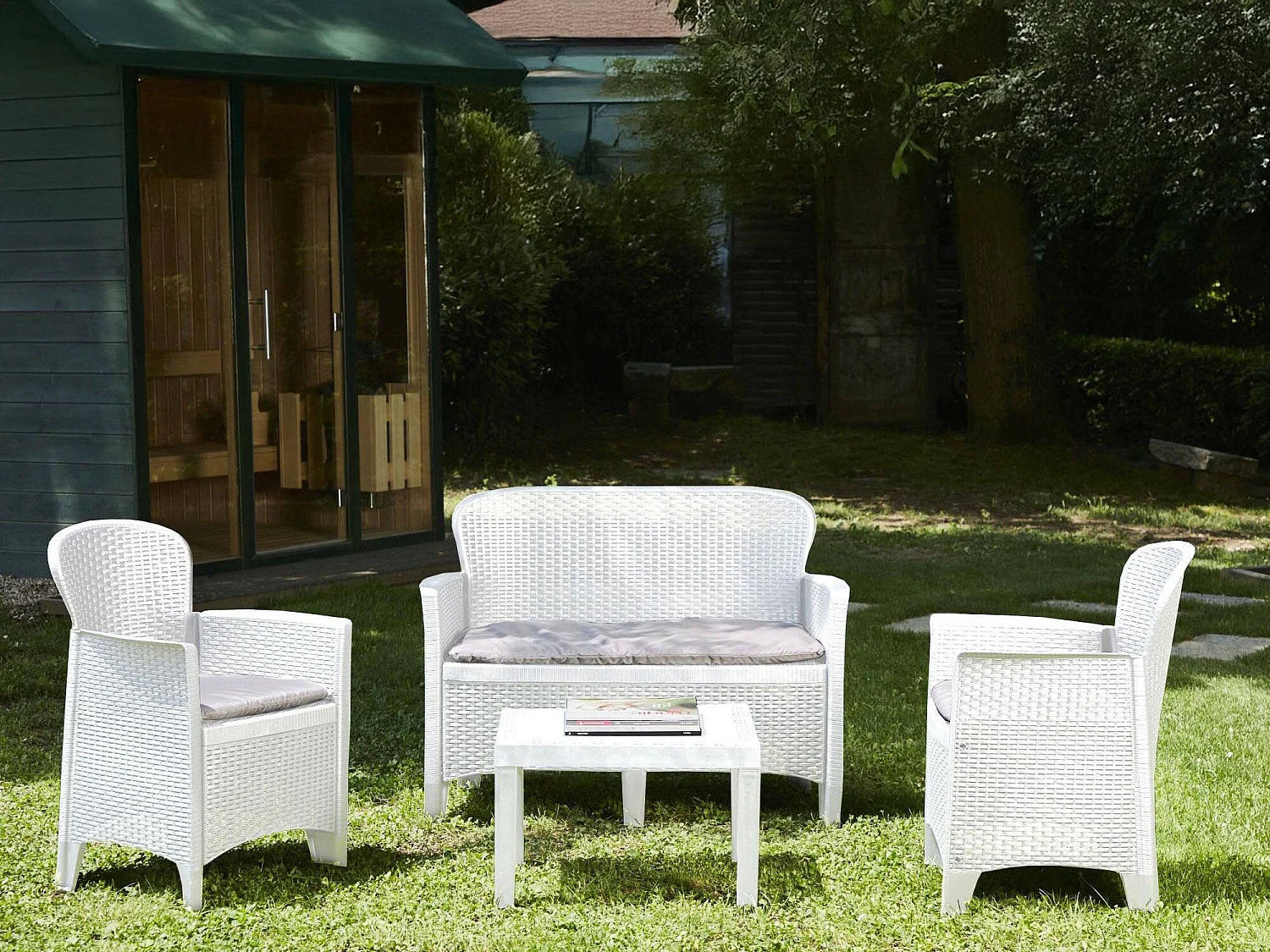 Set salon d'extérieur Debois, Salon de jardin composé de 2 fauteuils, 1 canapé et 1 table basse, Coin salon effet rotin avec coussins, 100% Made in Italy, Blanc