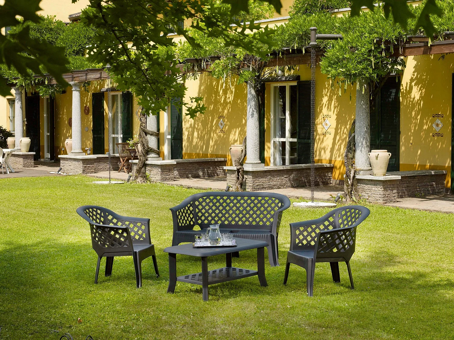 Conjunto lounge externo Brescia, Conjunto de jardim com 2 poltronas, 1 banco e 1 mesa de centro, Lounge interno e externo, 100% Fabricado na Itália, Antracite