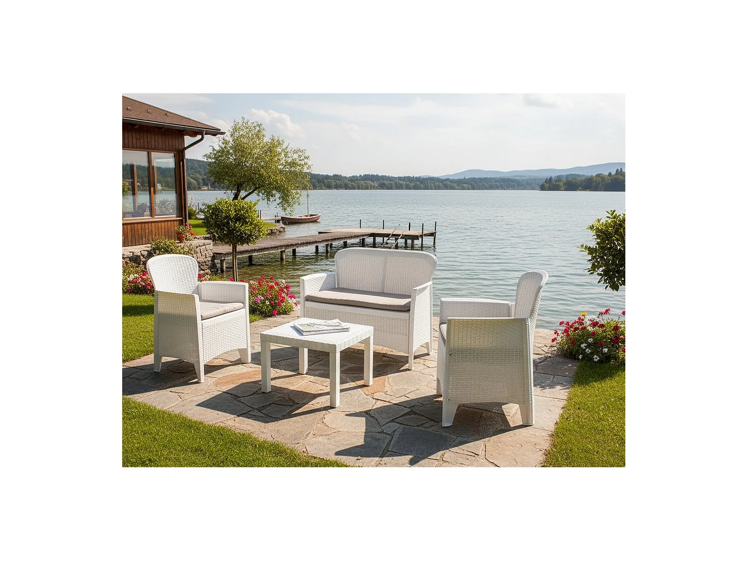 Set salon d'extérieur Debois, Salon de jardin composé de 2 fauteuils, 1 canapé et 1 table basse, Coin salon effet rotin avec coussins, 100% Made in Italy, Blanc