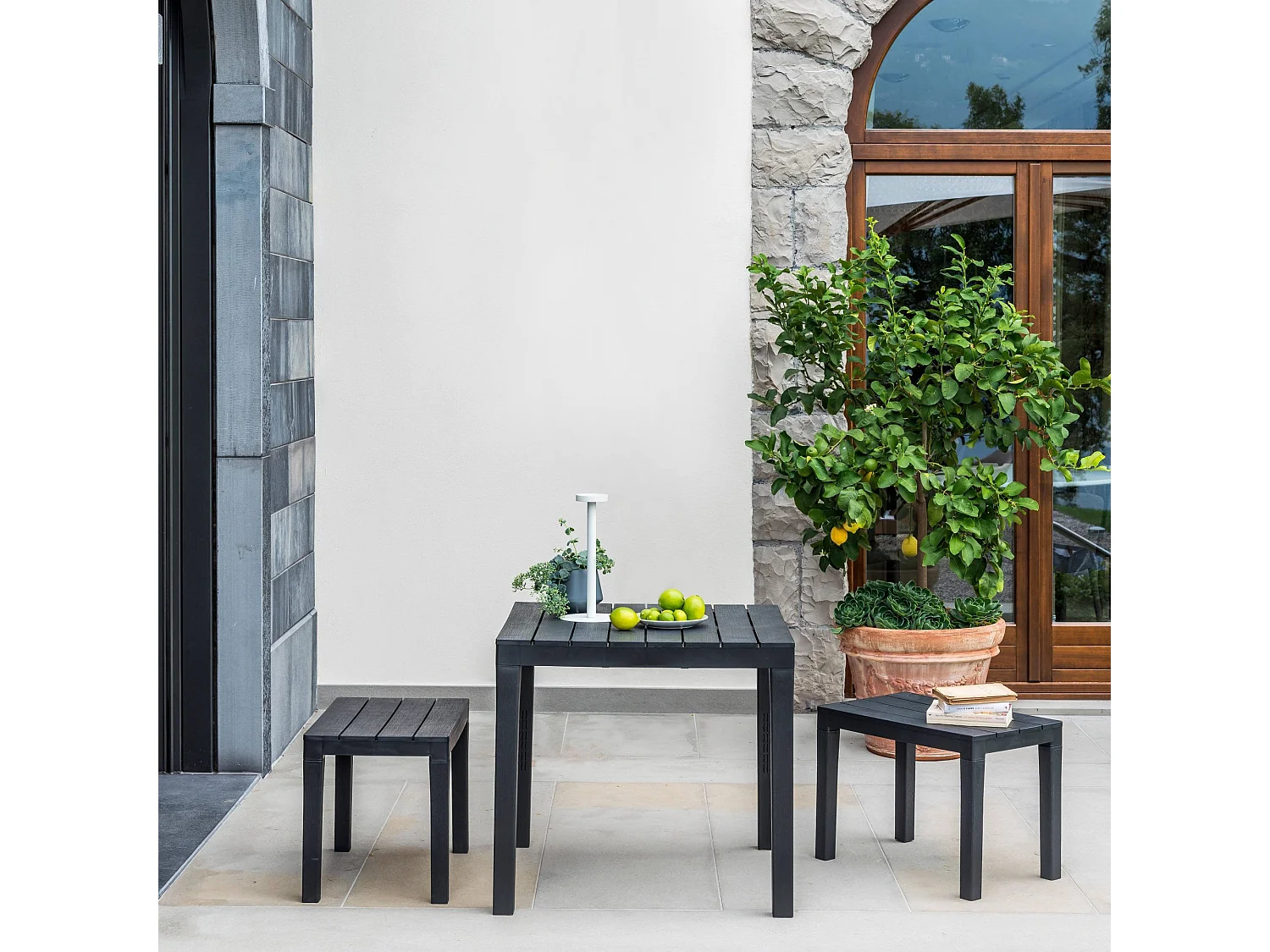 Conjunto lounge externo Dkabash, Conjunto de jardim com 1 mesa quadrada e 2 bancos, Conjunto interno e externo da Pic Nic, 100% Fabricado na Itália, Antracite