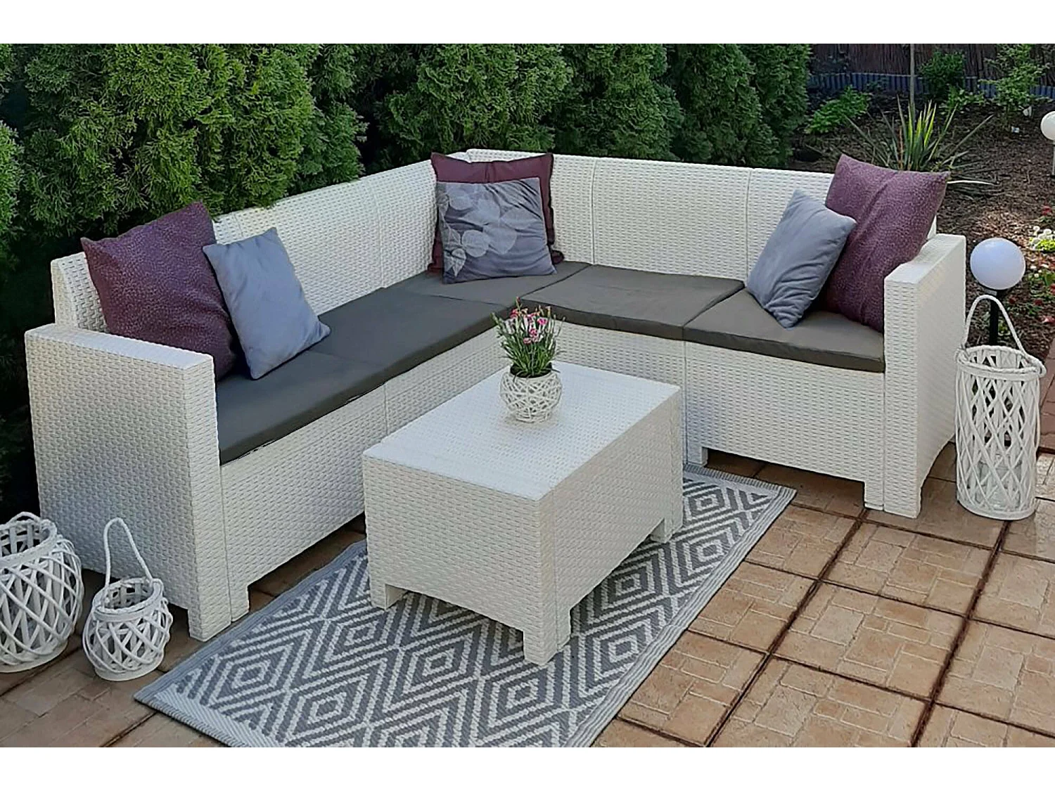 Enemble de alon d'extérieur Eri, Enemble de jardin avec couin, Enemble de alon d'intérieur effet rotin, 100% Made in Italy, Blanc