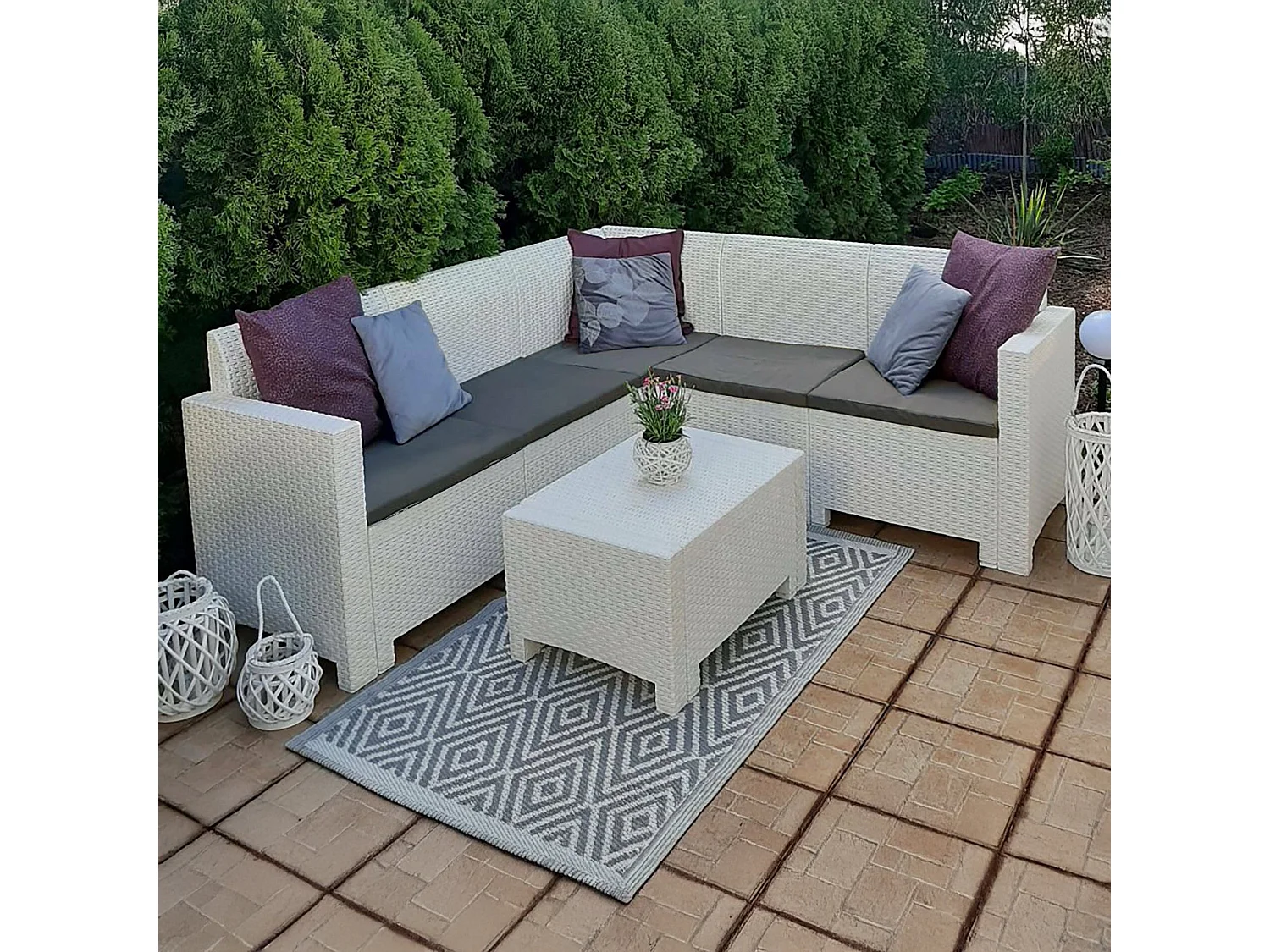 Ensemble de salon d'extérieur Eris, Ensemble de jardin avec coussins, Ensemble de salon d'intérieur effet rotin, 100% Made in Italy, Blanc