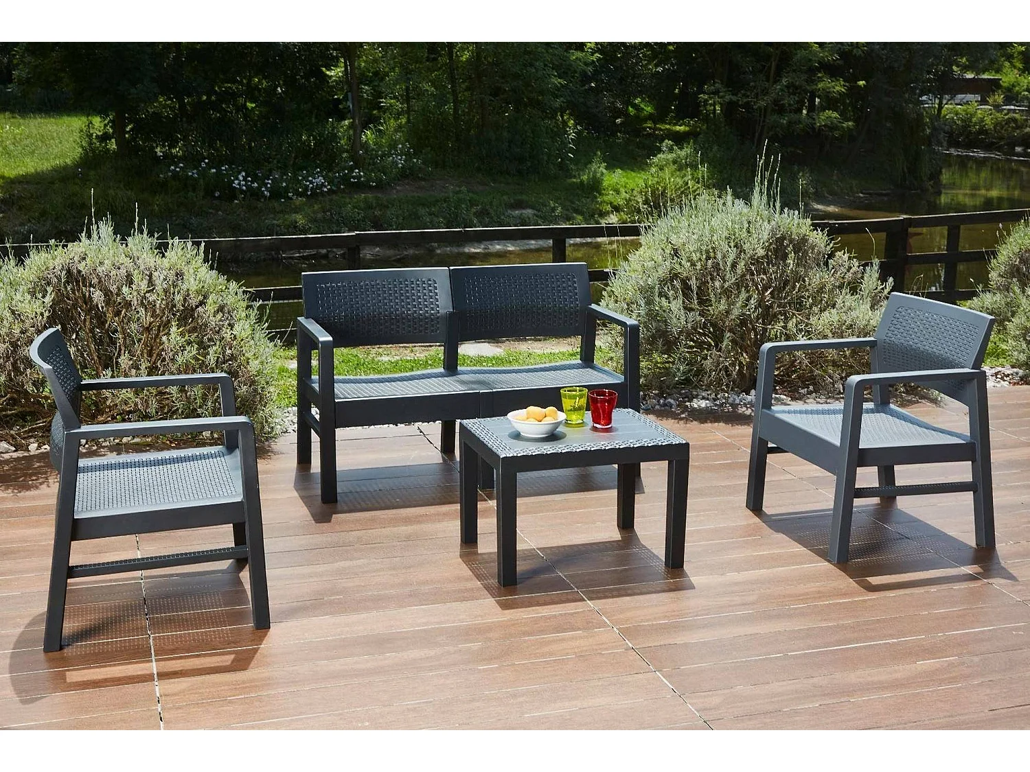 Set salon d'extérieur Carpi, Salon de jardin composé de 2 fauteuils, 1 canapé et 1 table basse, Coin salon effet rotin avec coussins, 100% Made in Italy, Anthracite