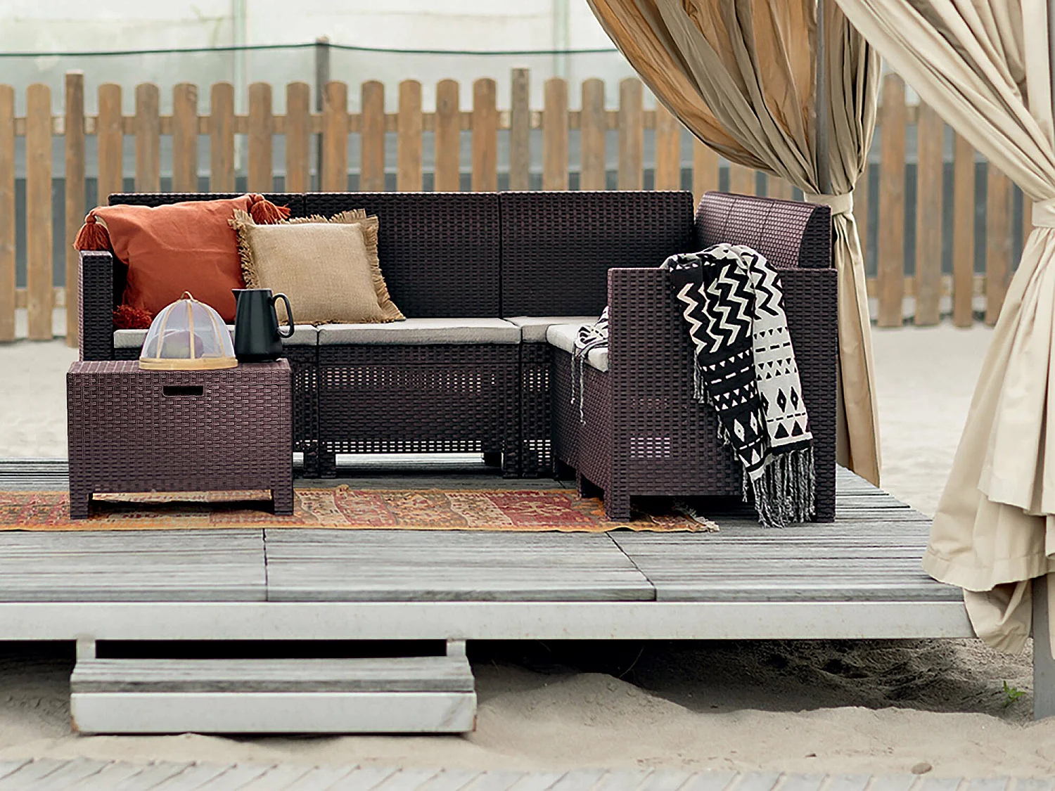 Conjunto lounge para exterior Eris, Conjunto de jardim com almofadas, Conjunto lounge para interior e exterior com efeito Rattan, 100% Fabricado em Itália, Castanho