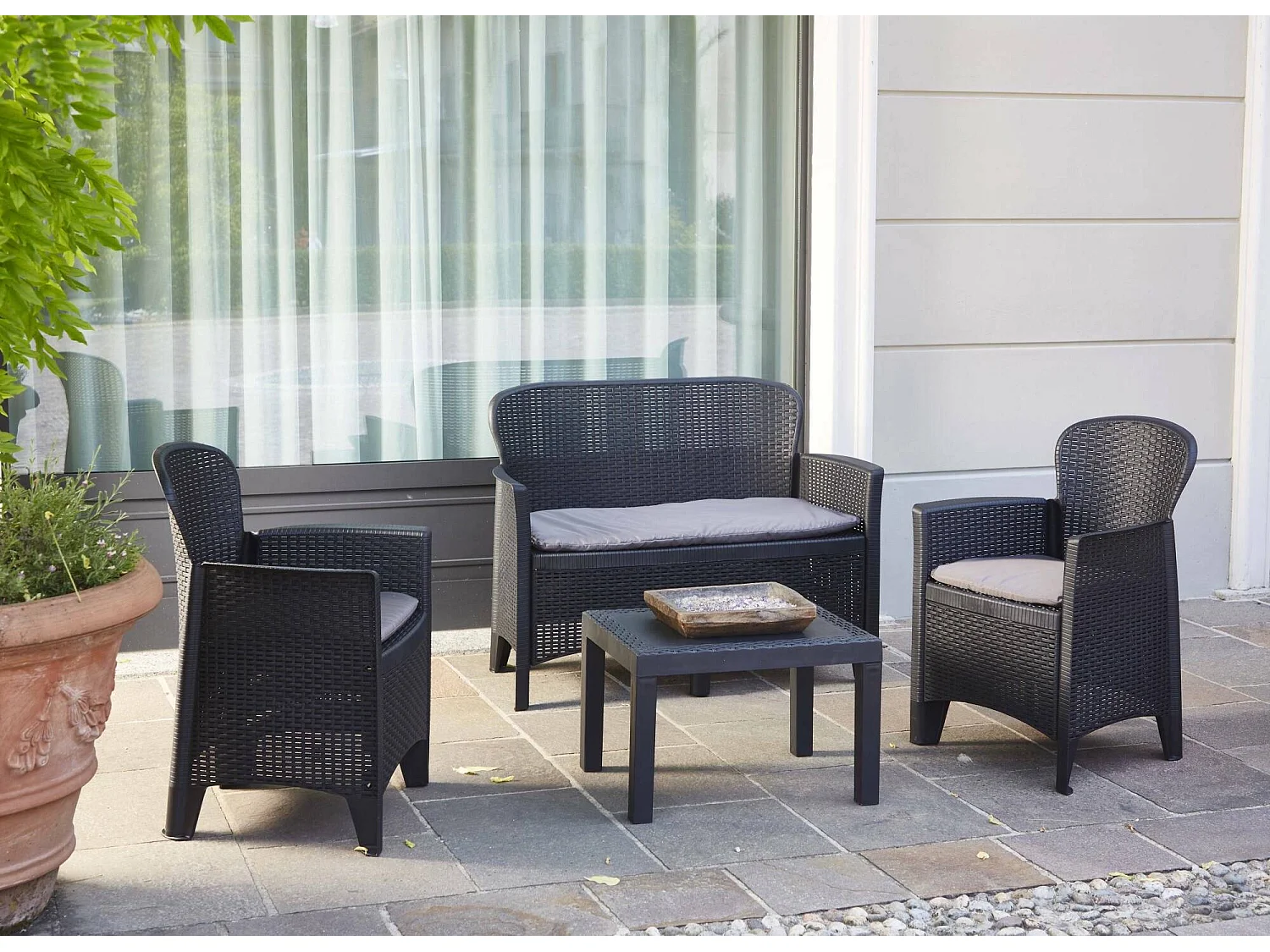 Debois outdoor loungeset, Tuinset met 2 fauteuils, 1 bank en 1 salontafel, Rotan effect lounge met kussens, 100% Made in Italy, Antraciet