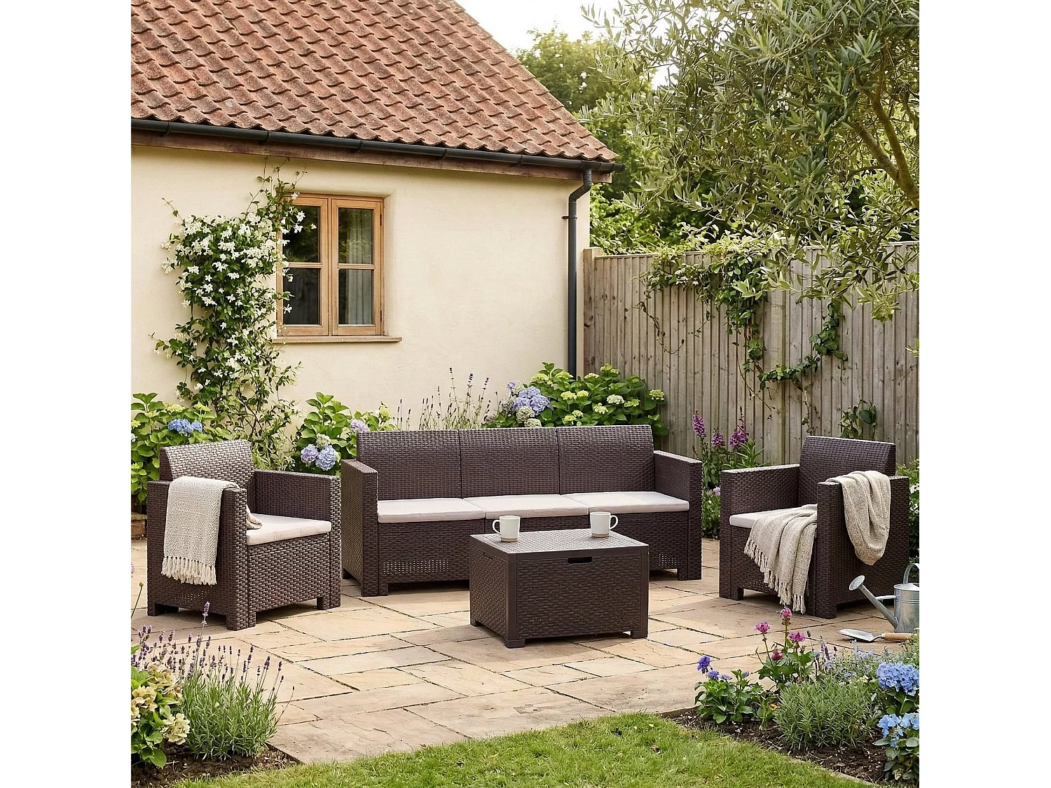 Dmora set Salotto da Esterno Venus Marrone 5 Posti Waterproof, 100% Resina Riciclabile, Lavabile, Salottino Outdoor un Tavolino Made in Italy