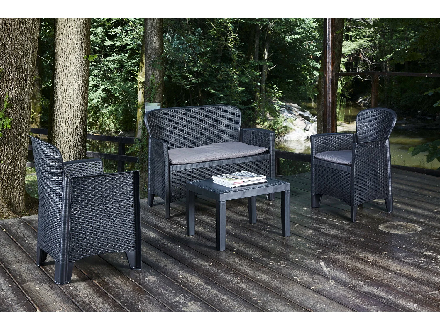 Dmora - Salón de Jardín Ostuni, Conjunto de jardín con 2 sillones, 1 sofá y 1 mesa de centro, Zona de estar efecto ratán con cojines, 100% Made in Italy, Antracita