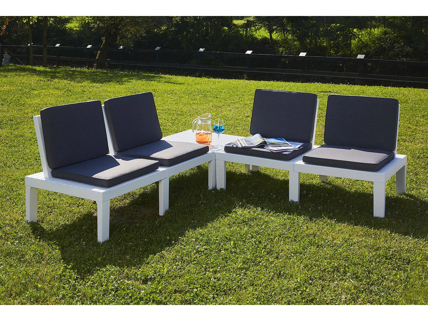 Ensemble de salon d'extérieur Dmur, Composition de jardin avec 4 sièges avec dossier et 1 module multifonction, Lounge avec coussins, 100% Made in Italy, Blanc