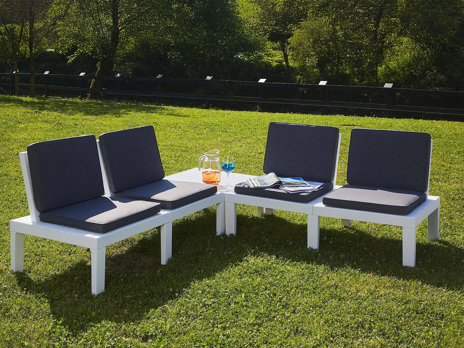 Ensemble de salon d'extérieur Dmur, Composition de jardin avec 4 sièges avec dossier et 1 module multifonction, Lounge avec coussins, 100% Made in Italy, Blanc