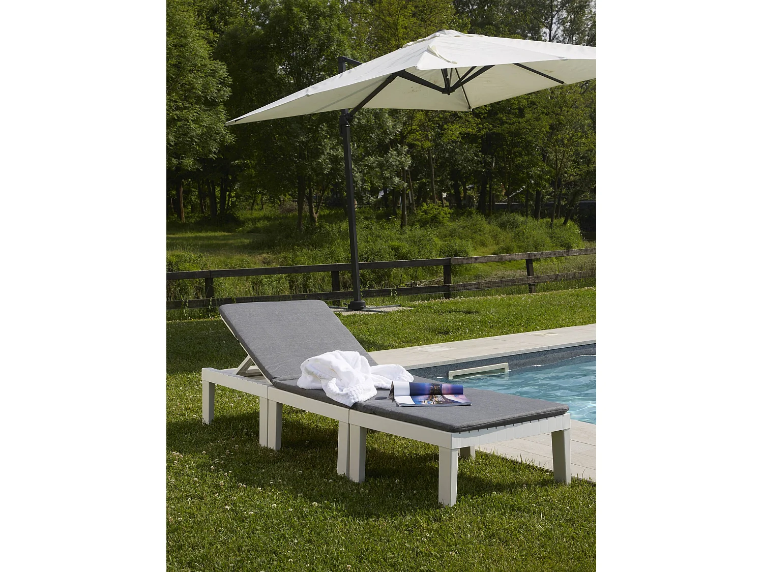 Ensemble de salon d'extérieur Cervia, Composition de jardin avec 2 sièges avec dossier et 1 module multifonction, Lounge avec coussins, 100% Made in Italy, Blanc