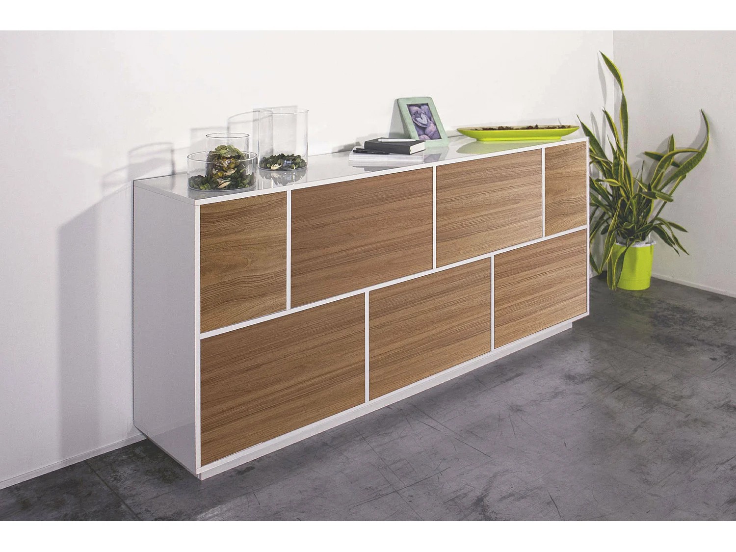 Credenza Virginio, Madia da cucina a 7 ante, Buffet da soggiorno, 100% Made in Italy, cm 200x41h86, Bianco lucido e Noce