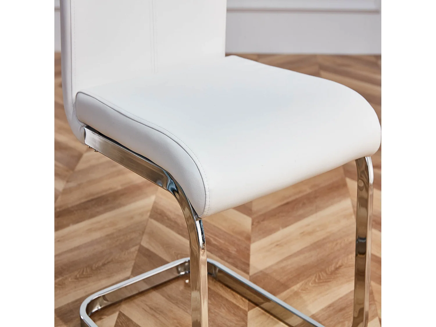 Lot de 4 Chaises cantilever en similicuir - structure en métal chromé - Blanc