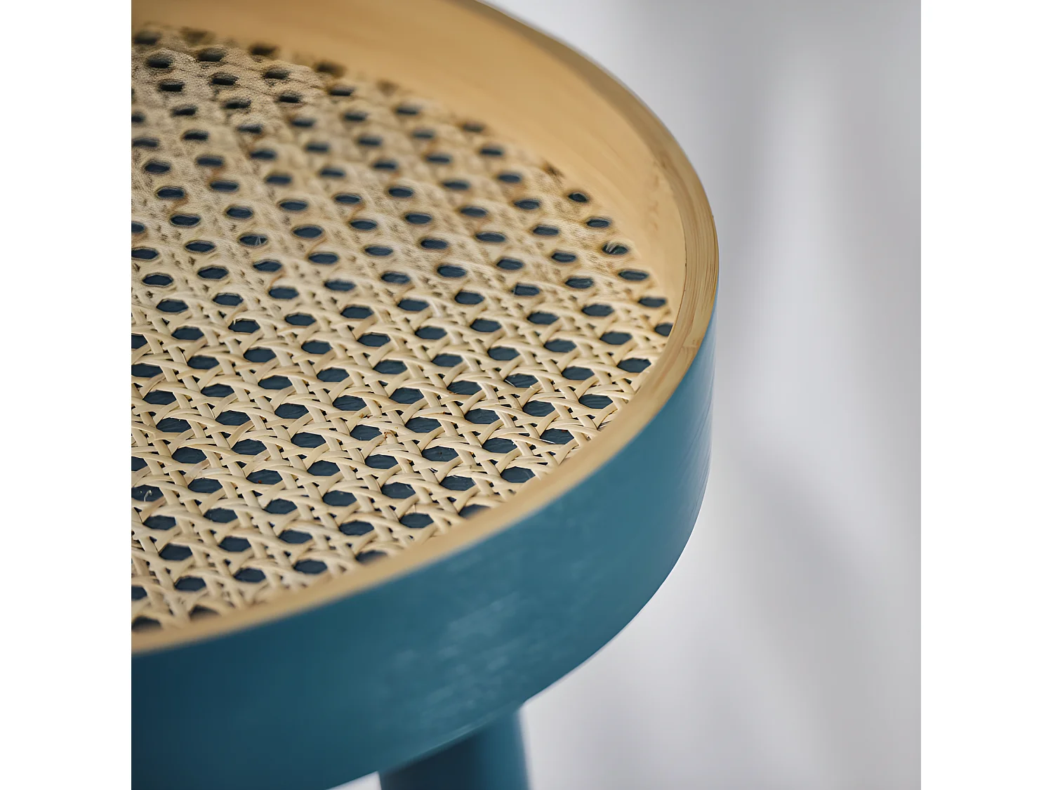 Table d'appoint ronde D. 40 cm en bois bleu avec cannage - PABLO 0900