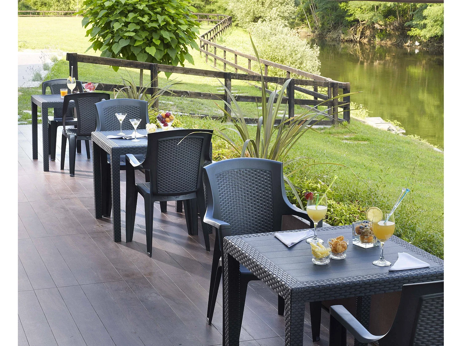 Mesa de exterior Daanan, Mesa de jardim quadrada, Mesa de centro fixa com efeito de rattan, 100% Fabricado na Itália, 80x80h72 cm, Antracite