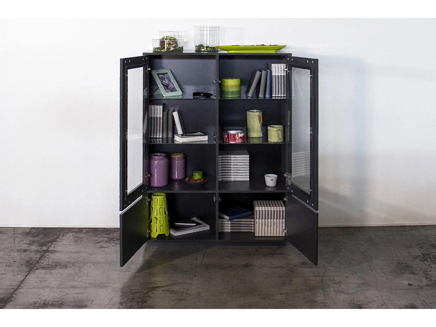 Bettino vitrine, 4-deurs dressoir met glazen planken, Multifunctioneel woonkamermeubilair, 100% Made in Italy, 100x41h146 cm, Glanzend antraciet