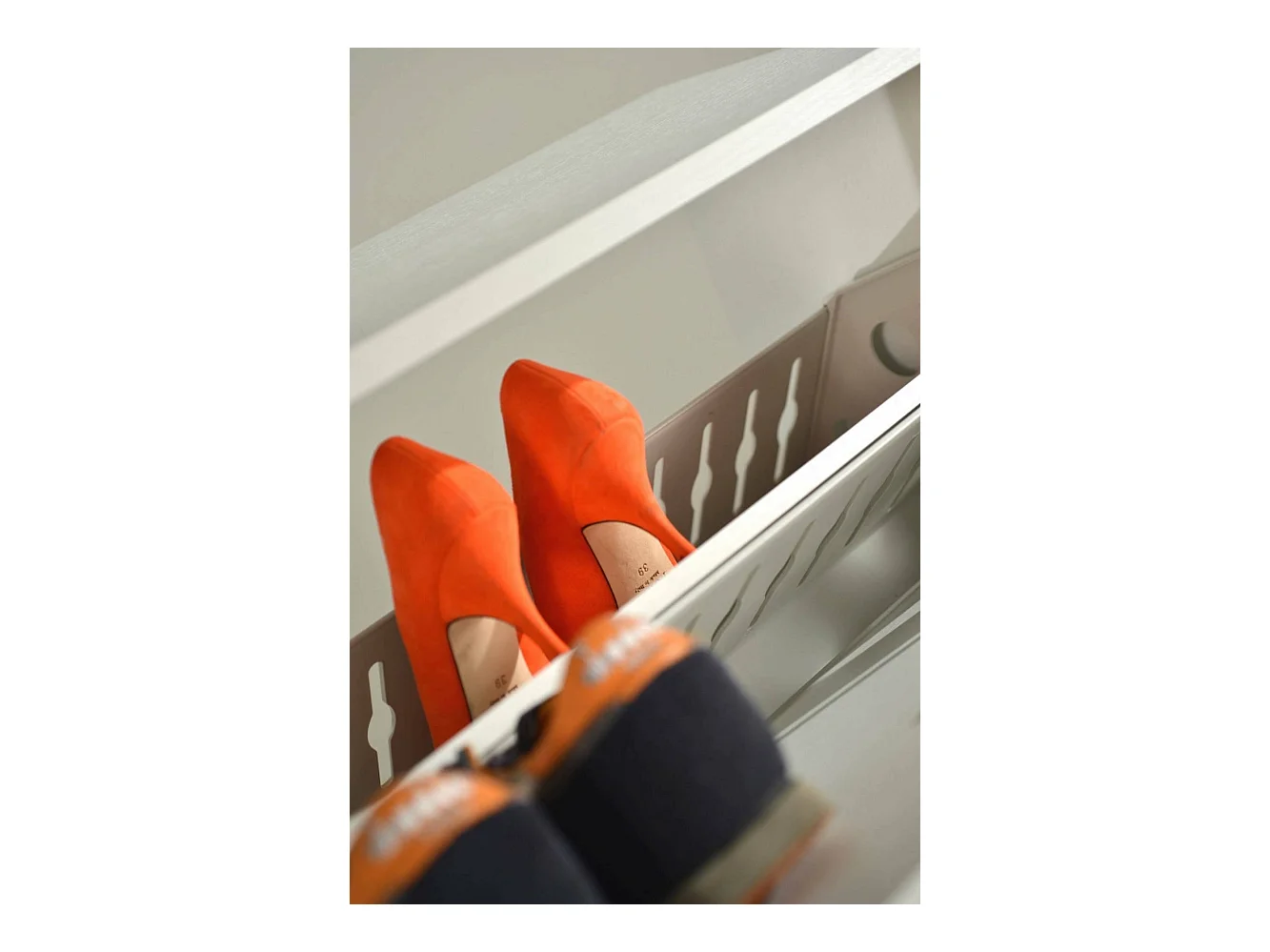 Schuhregal Dlos, Mehrzweck - Eingangsmöbel mit 3 Klapptüren, Schuhschrank mit doppelter Tiefe, 100% Made in Italy, 67x28h112 cm, WeiÃŸ