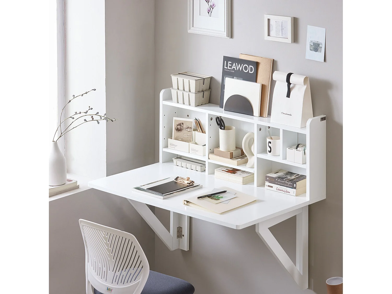 SoBuy Bureau Pliable Mural avec Étagère de Rangement Suspendue, Bureau Mural Rabattable, Bureau d'ordinateur Portable Mural FWT07-II-W