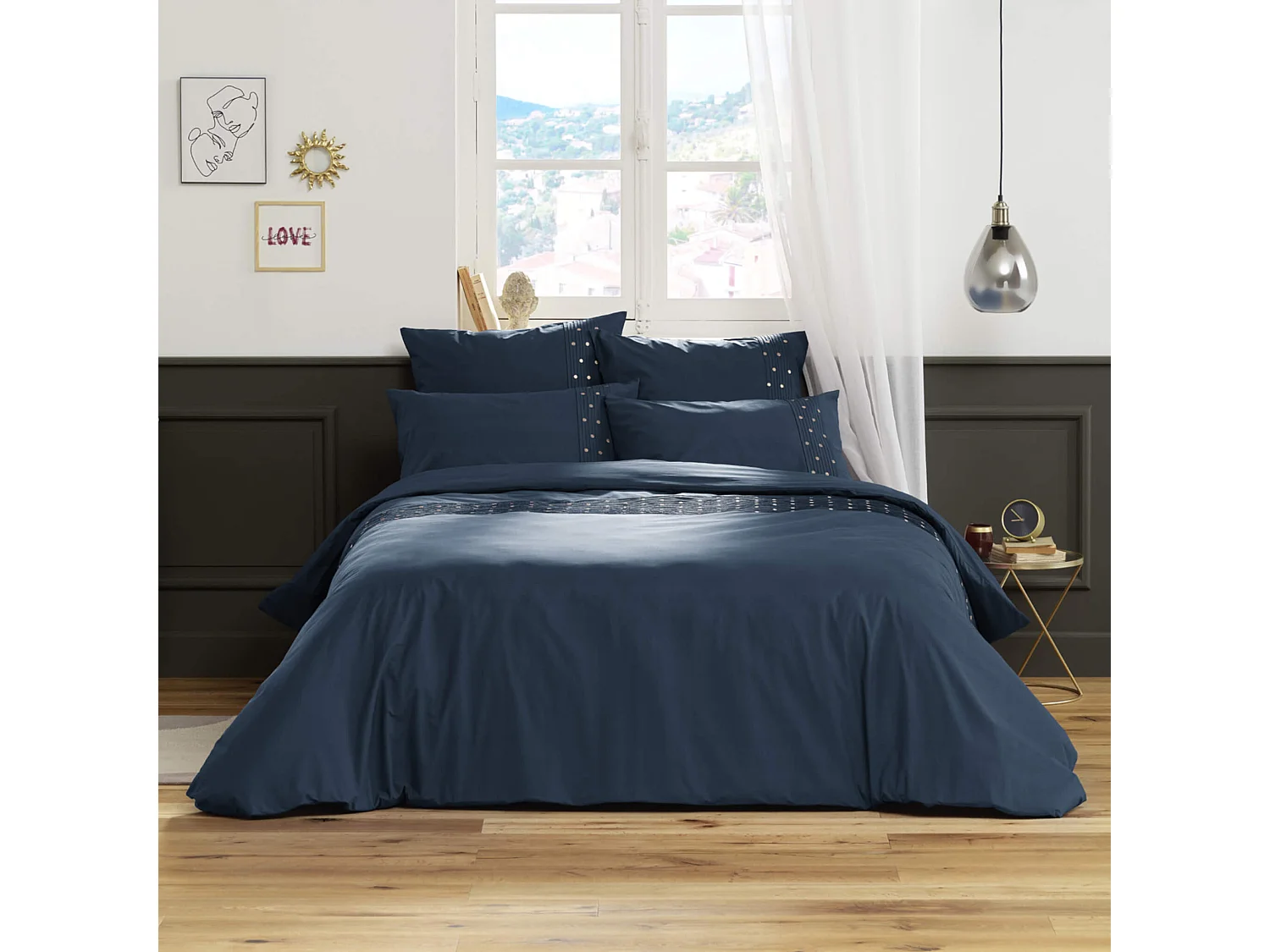 Parure de lit brodée plis religieuses marine 200x200 cm