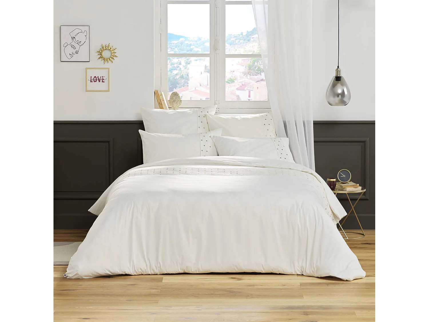 Parure de lit brodée plis religieuses blanc 260x240 cm