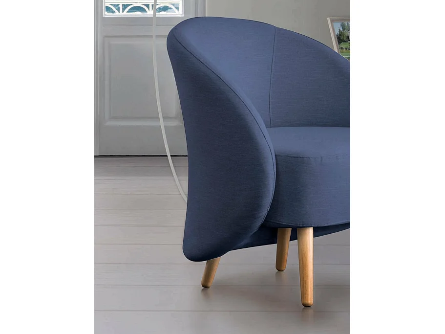 Poltrona Dabdal, Poltrona lounge design, 100% Made in Italy, Poltrona relaxante em tecido acolchoado, 70x60h80 cm, Azul