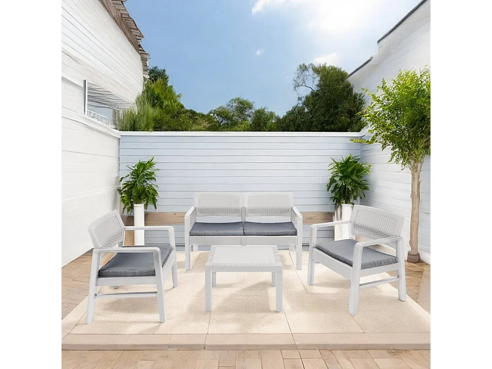 Ensemble de salon d'extérieur Carpi, Composition de jardin avec 2 fauteuils, 1 canapé et 1 table basse, Salon effet rotin avec coussins, 100% Made in Italy, Blanc