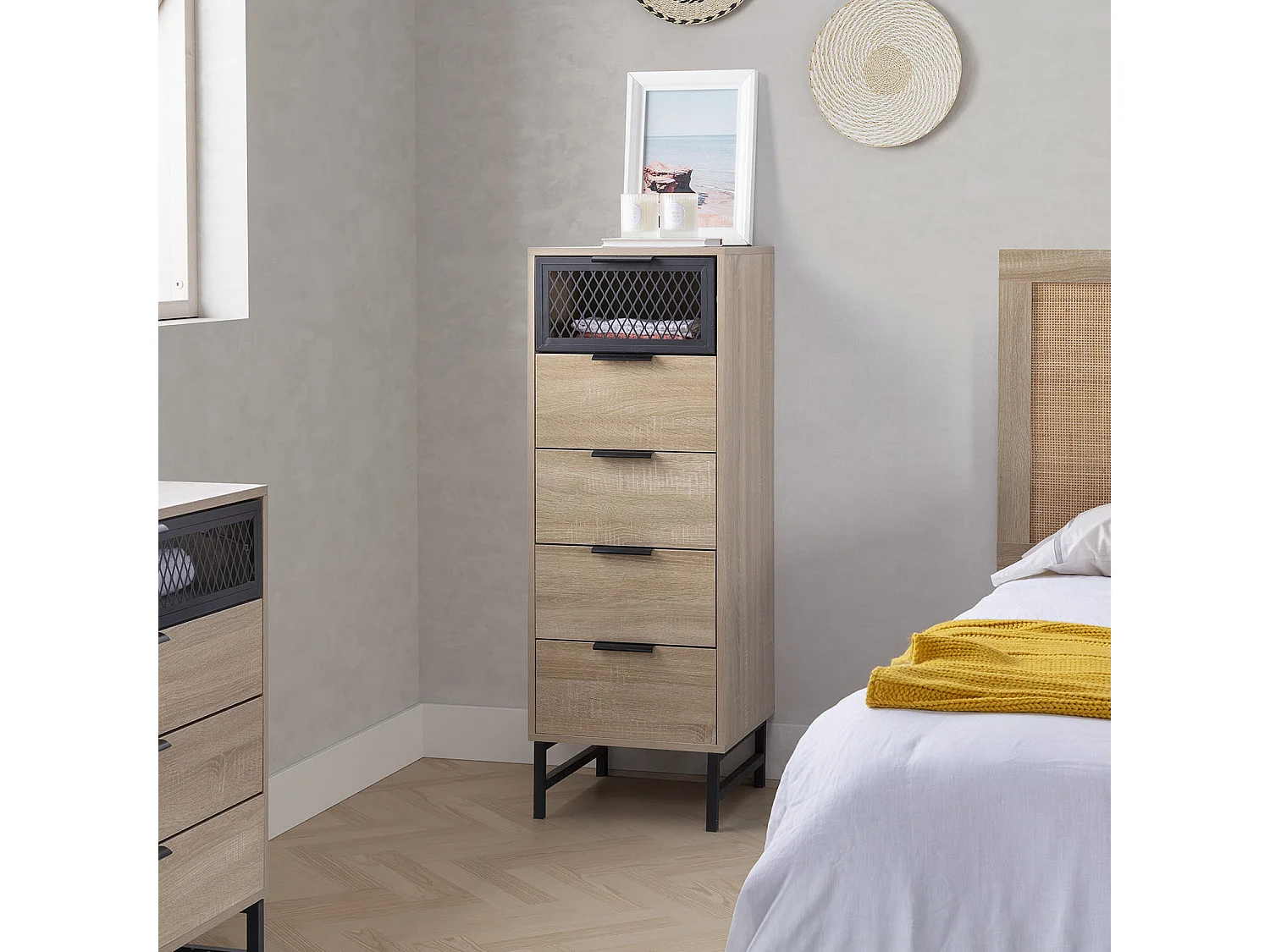 Cómoda alta Hera 4 cajones 1 puerta color madera