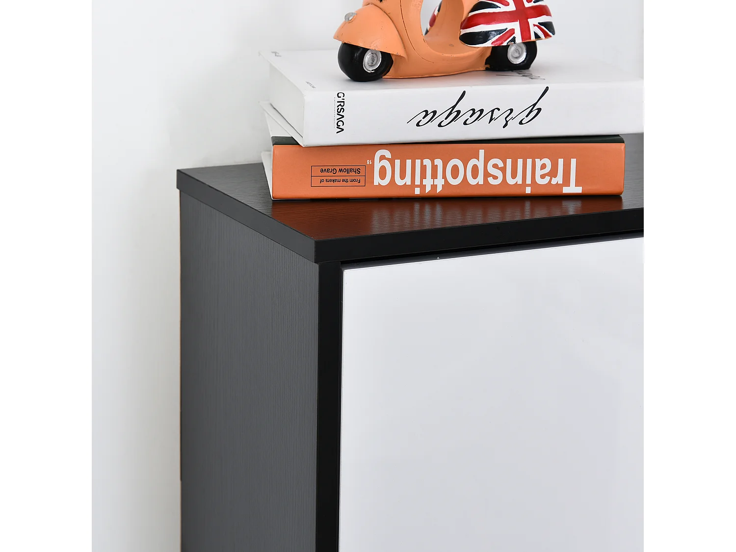 Meuble à chaussures 3 portes abattantes 3 compartiments MDF noir blanc laqué