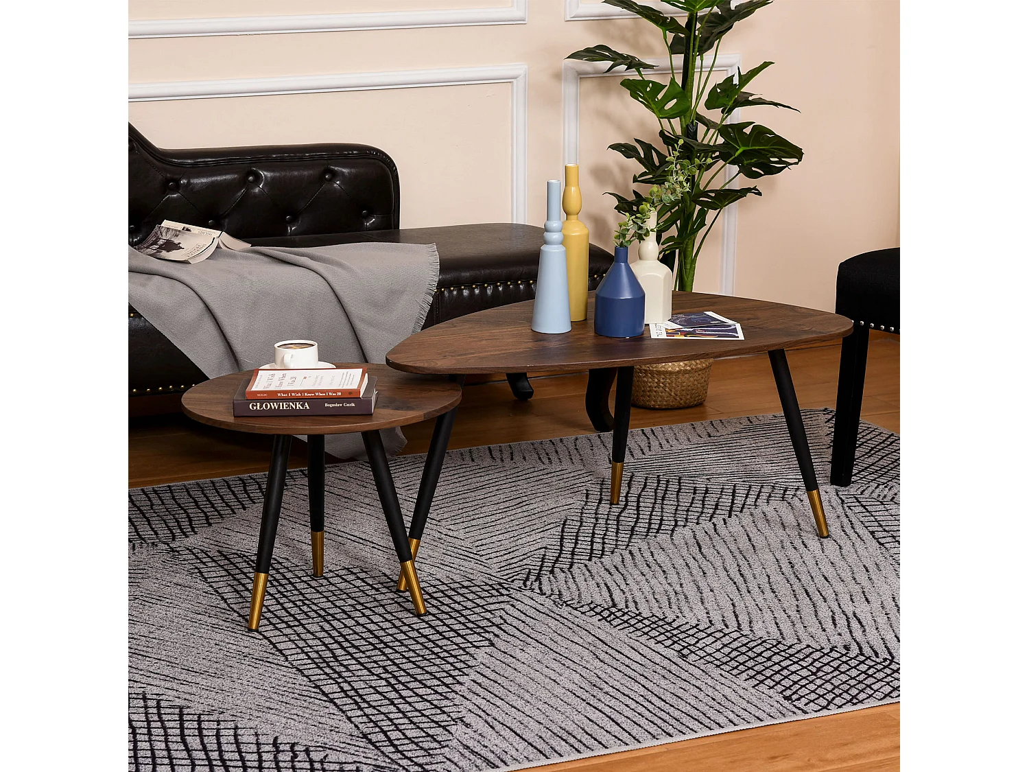 Lot de 2 tables basses gigognes style art déco pieds effilés inclinés métal noir extrémités doré plateaux MDF aspect teck foncé