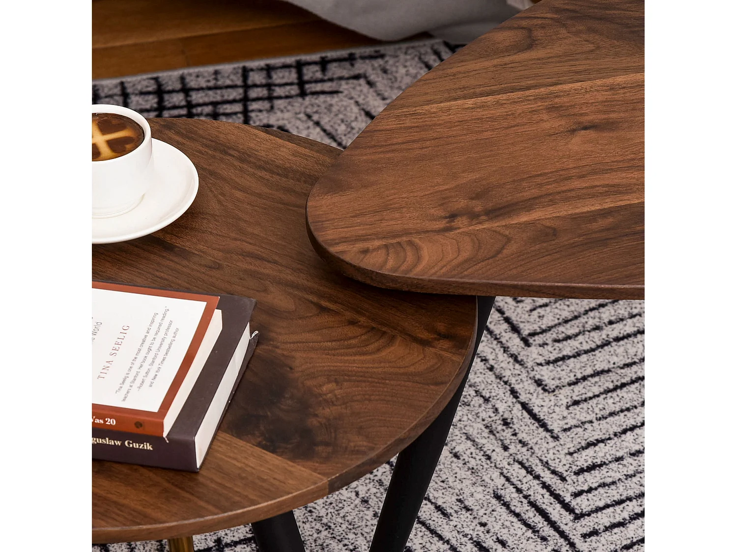 Lot de 2 tables basses gigognes style art déco pieds effilés inclinés métal noir extrémités doré plateaux MDF aspect teck foncé