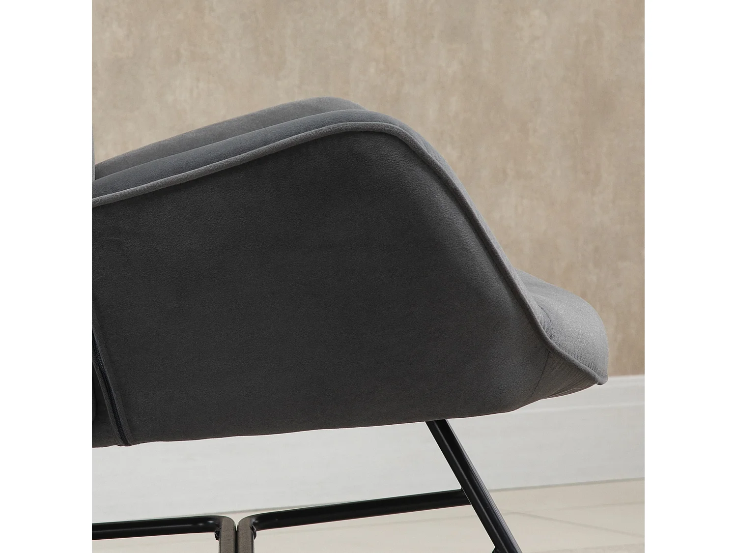 Fauteuil à bascule oreilles rocking chair grand confort accoudoirs assise dossier garnissage mousse haute densité aspect velours anthracite