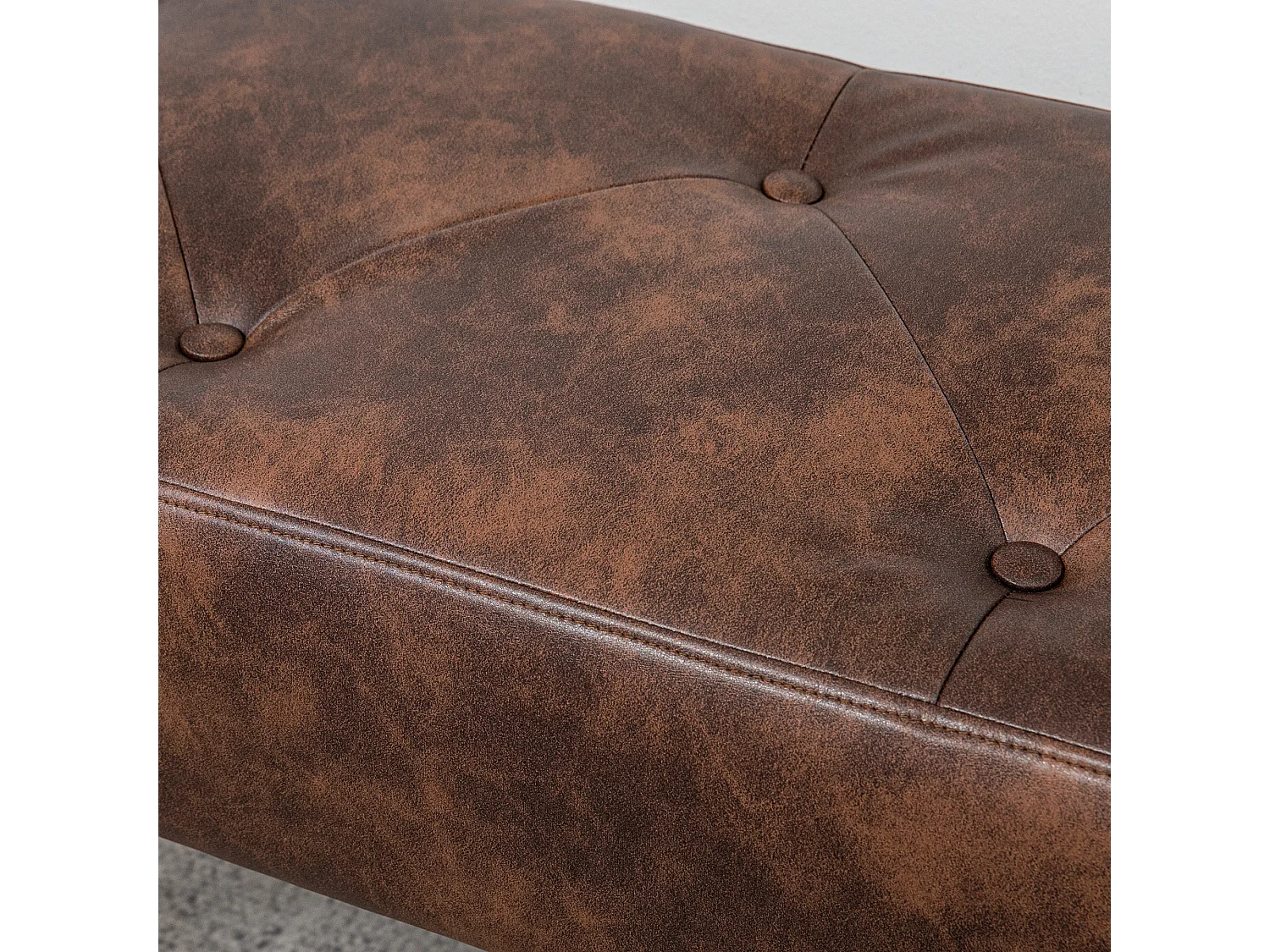 Banc banquette capitonnée style classique chic bois hévéa revêtement synthétique marron effet vieilli