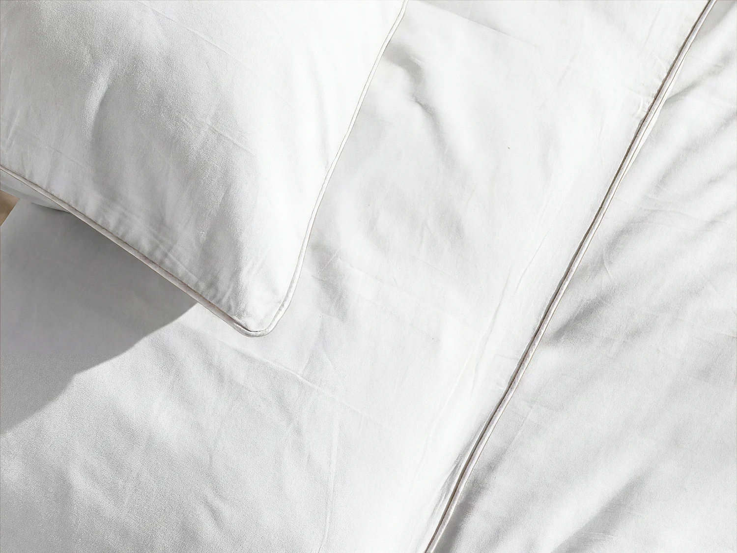 Parure de lit percale de coton 80 fils/cm² - Housse de couette 220 x 240 cm + 2 taies d'oreiller 63 x 63 cm - Blanc passepoil beige - AGAMI de PALACIO