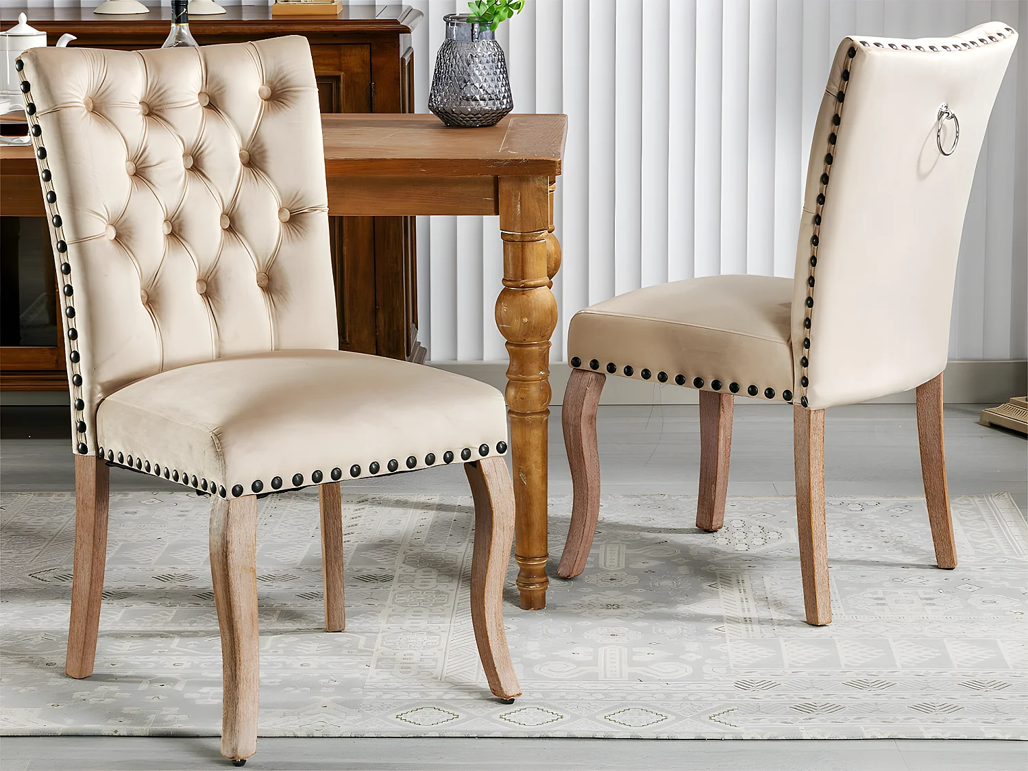 Set aus 2 Samtpolsterstühlen - Gestell aus Massivholz - Beige