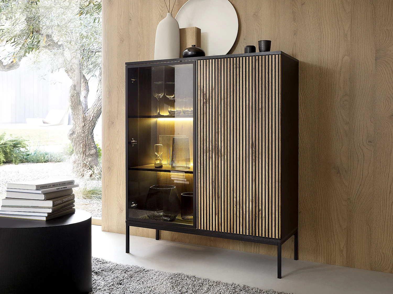 Vitrine 2 portes avec LEDs en MDF et verre fumé - Noir et Naturel - OVILA