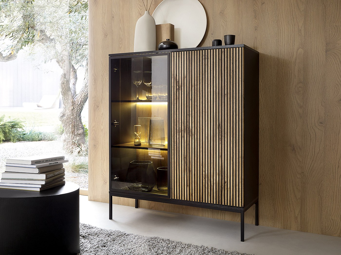 Vitrine 2 portes avec LEDs en MDF et verre fumé - Naturel et Noir - OVILA