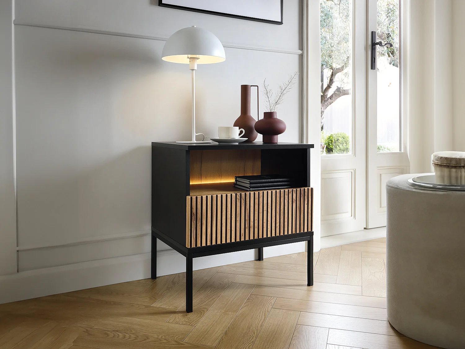 Table de chevet avec 1 tiroir et 1 niche - Avec LEDs - Noir et naturel - OVILA