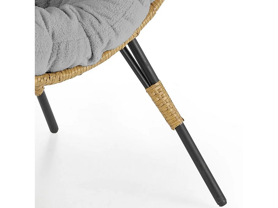 Poltrona a forma di uovo Zora con gambe in rattan sintetico