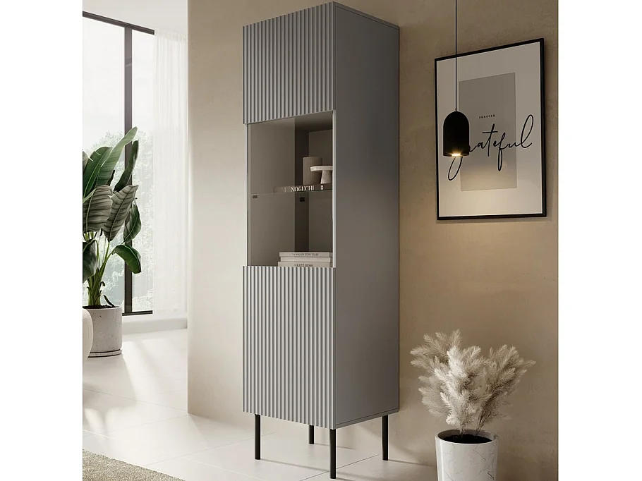 Vetrina grigio chiaro con piedi in metallo nero Gatsby