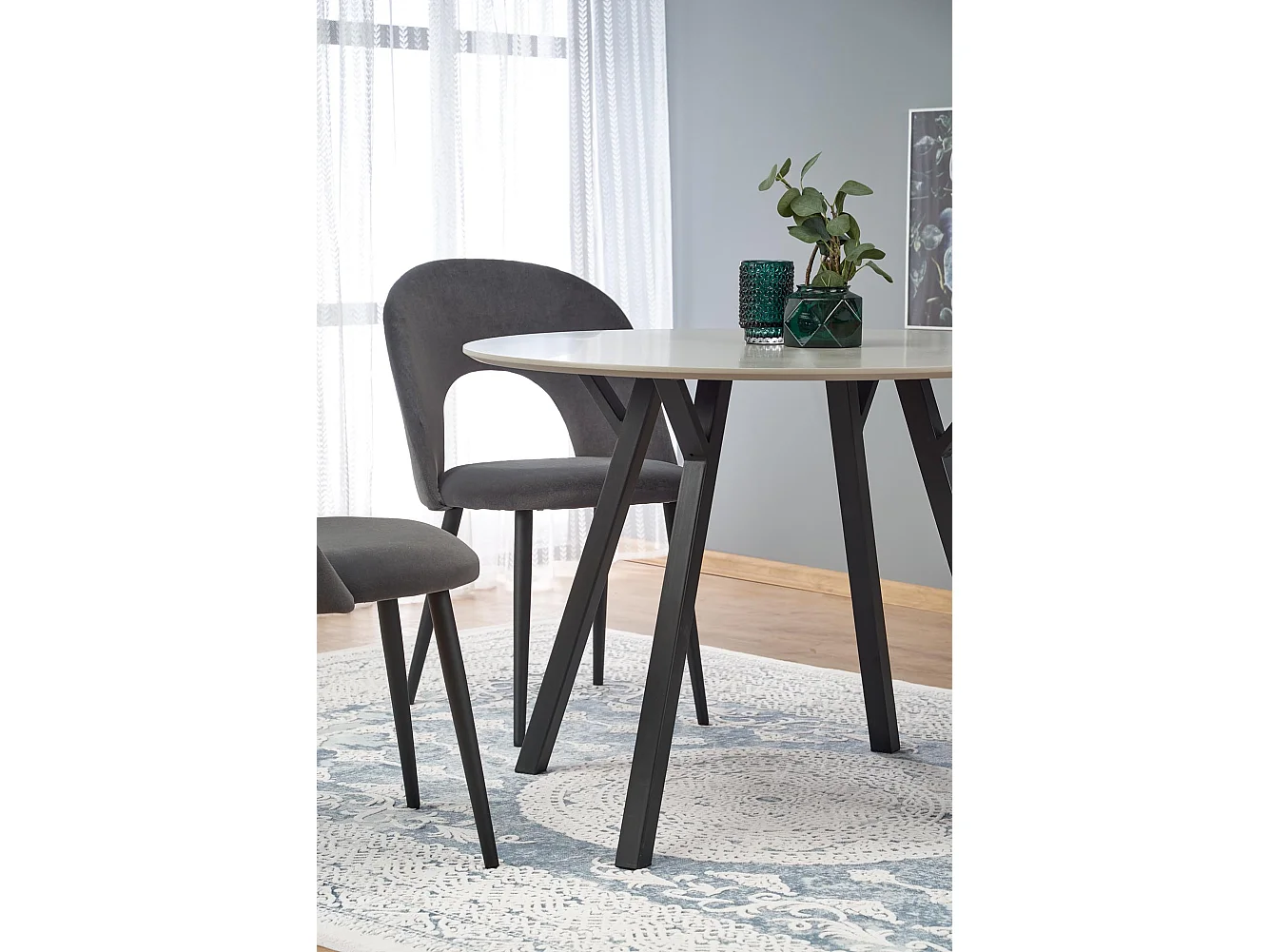 Silla moderna de terciopelo gris oscuro con patas de acero negro CLEAR