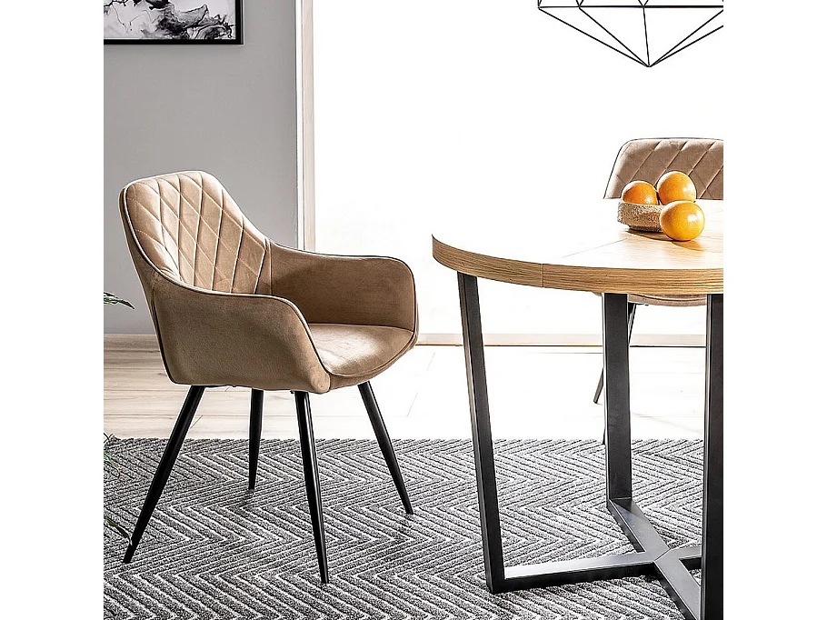 Silla Quito de terciopelo beige con patas de metal negro