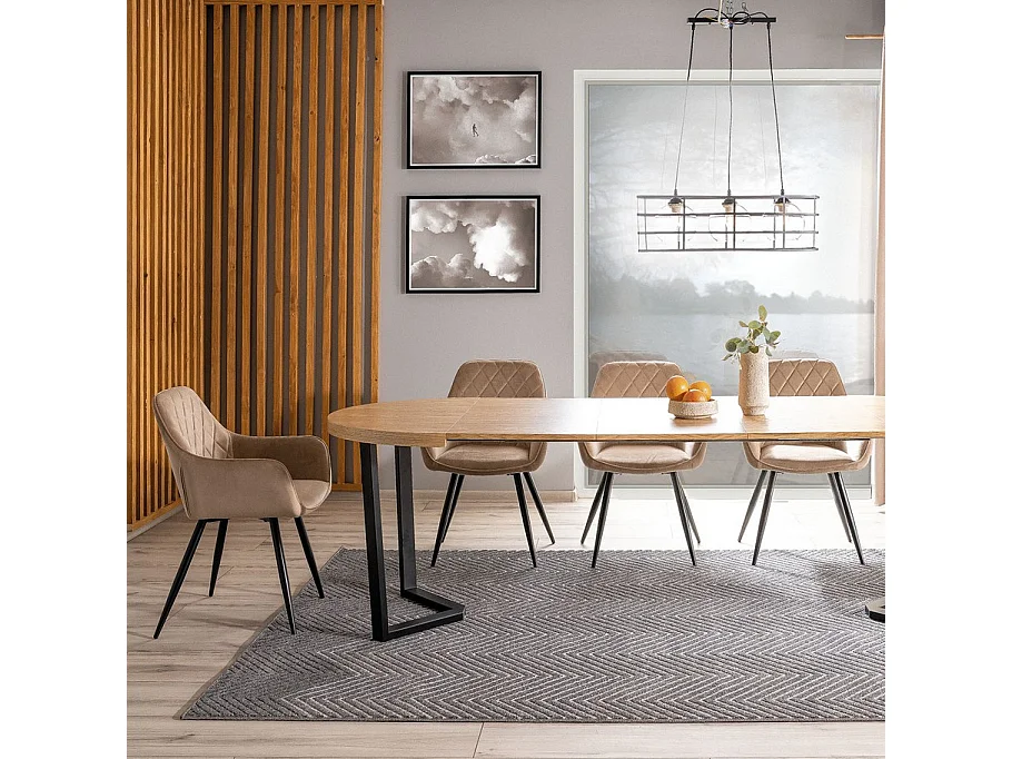 Silla Quito de terciopelo beige con patas de metal negro