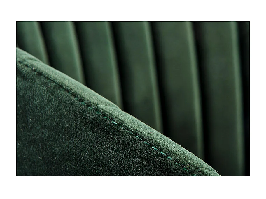 Silla de comedor contemporánea de terciopelo verde con estructura de metal negro DAGAN