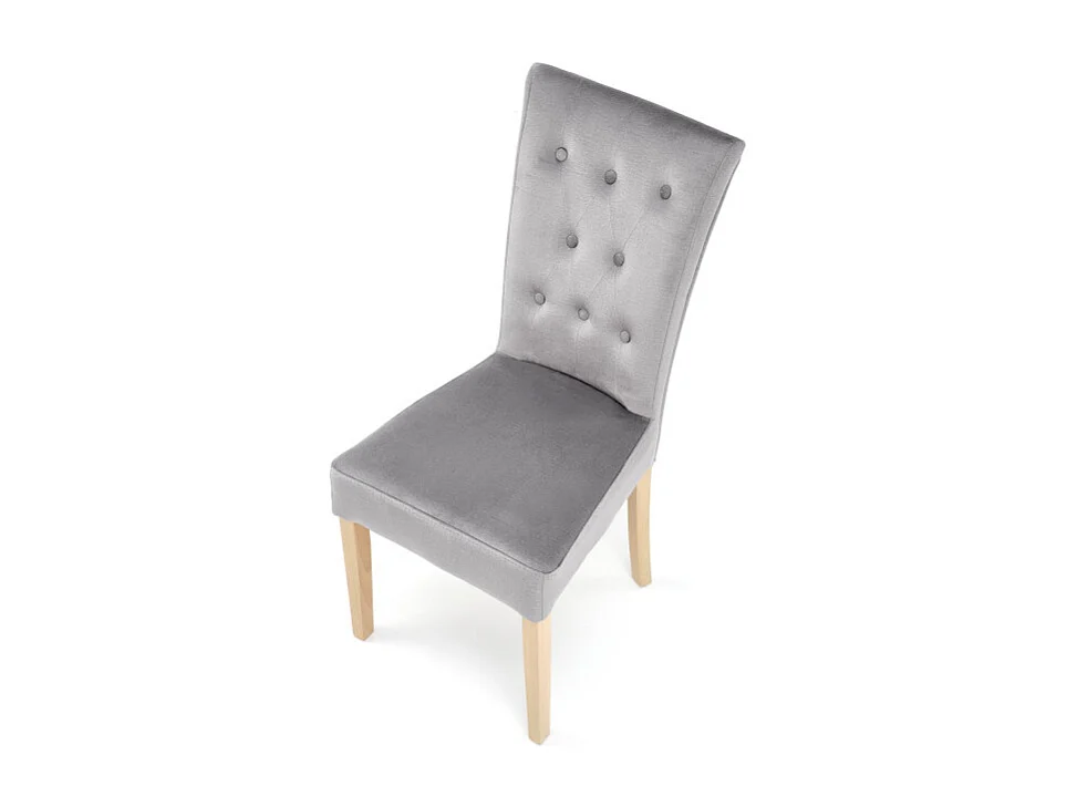 Silla Yanis tapizada en terciopelo gris con patas de madera maciza